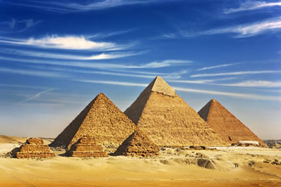 A Grande Pirâmide de Gizé, ao centro
