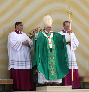 Bento XVI governou a Igreja apoiado pelas forças conservadoras, mas as denúncias de pedofilia e as disputas políticas podem ter gerado sua renúncia.**